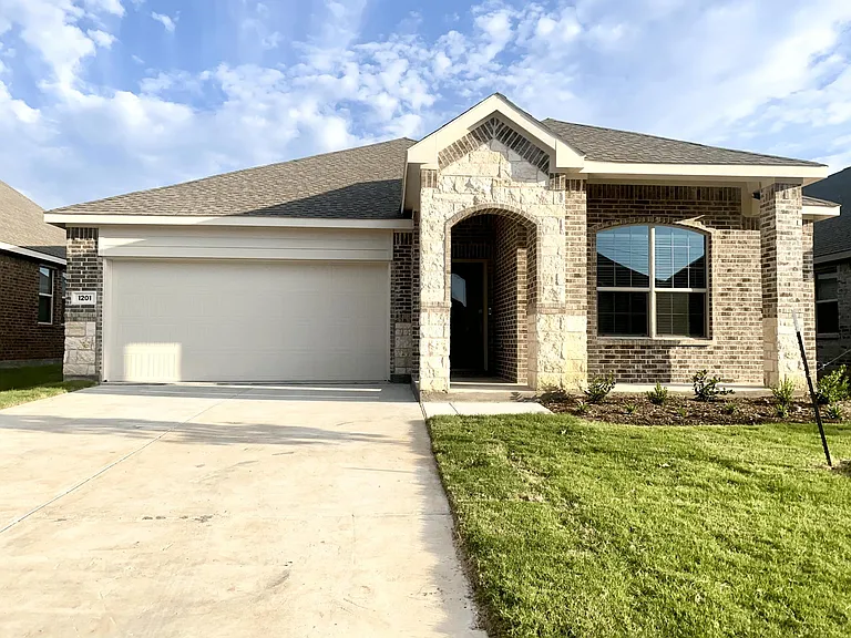 1201 Sassafras Dr — Photo 2