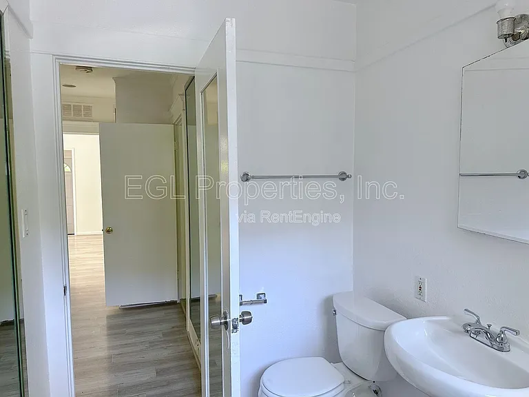 358 N San Vicente Blvd — Photo 16