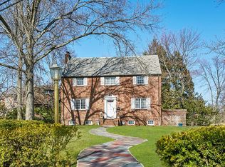 133 Fairview Ave, Great Neck, NY 11023