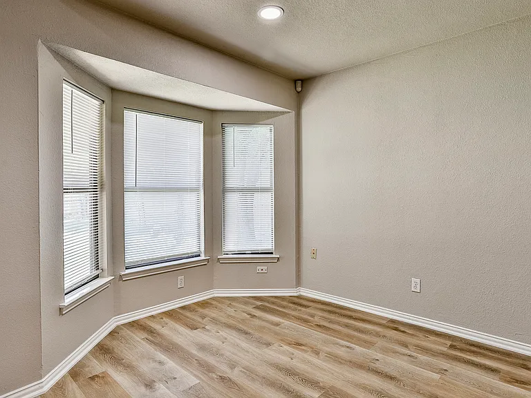 813 Bristol Ave — Photo 11