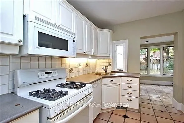 23 Bowood Ave — Photo 10