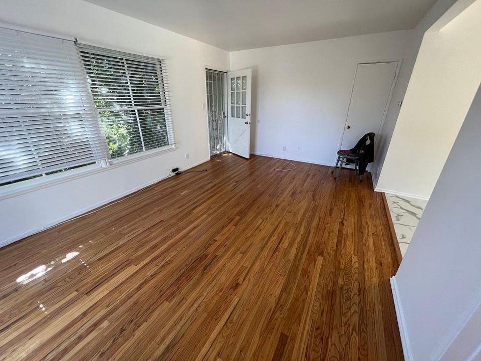 1st image of 12924 Burbank Blvd