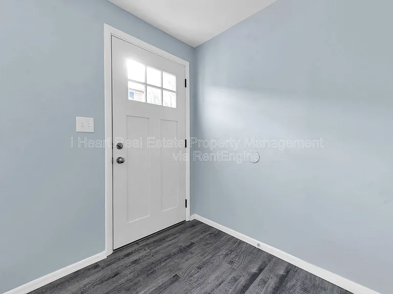 880 N Meadows Ct #J — Photo 2