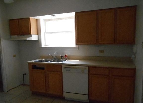 3rd image of 1910 N Newland Ave