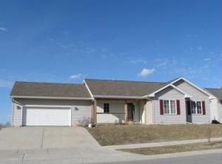 1036 Fieldstone Dr, Hartford, WI 53027