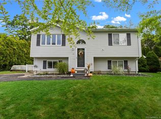 115 Cottonwood Ln, Uncasville, CT 06382