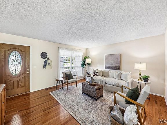 3rd image of 995 Century Oaks Dr