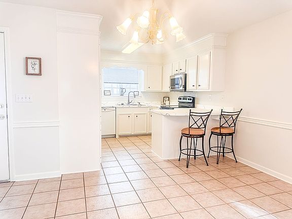 4th image of 63 Lamplighter Rd