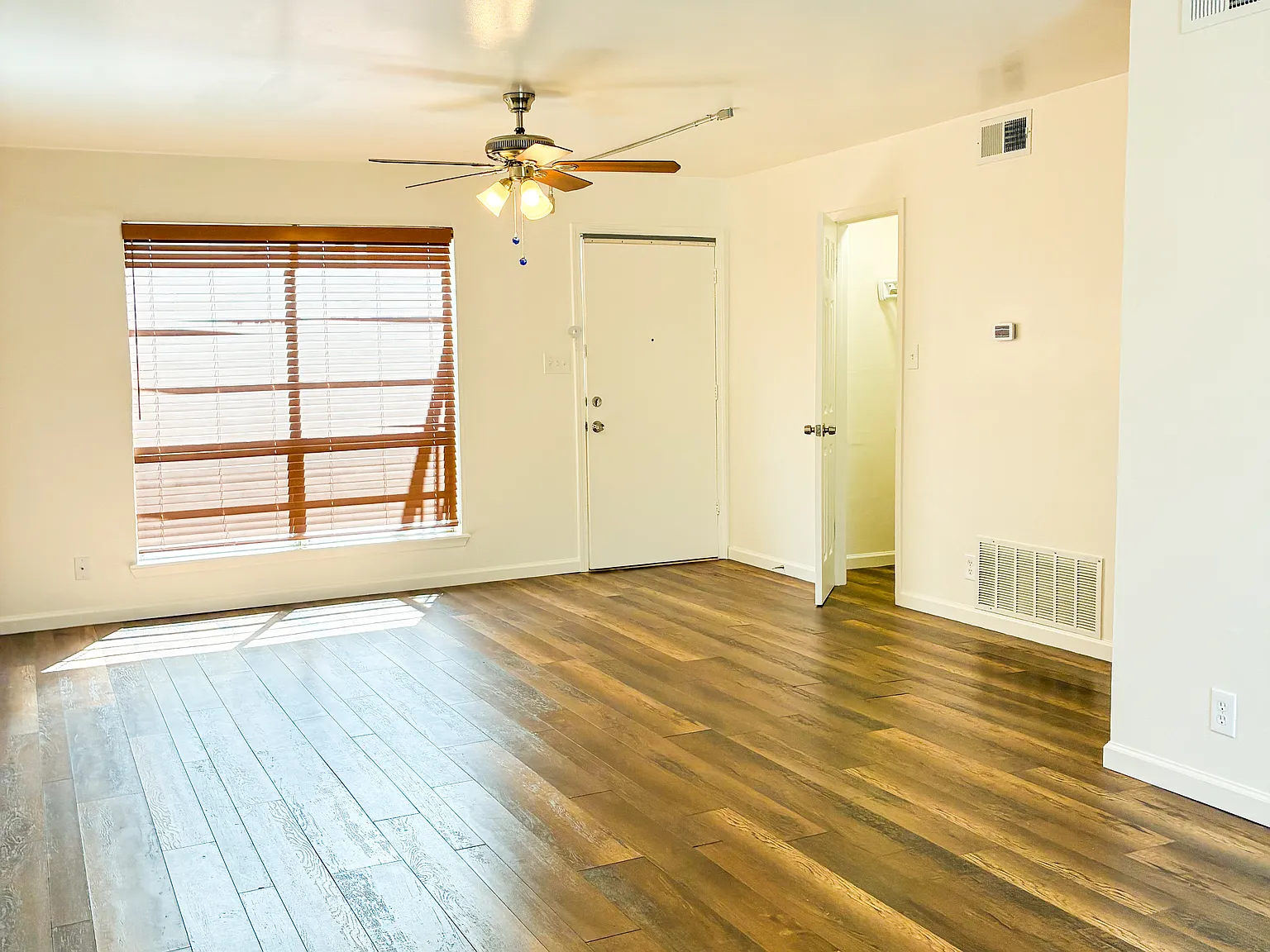 2 bed, 1060 sqft, $1,595 — Photo 4