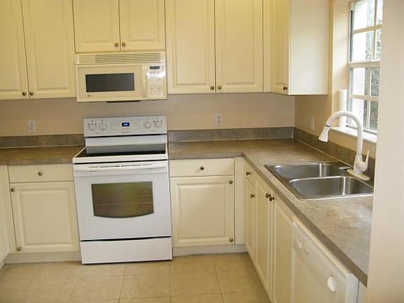 3rd image of 3254 Tamara Dr APT 3