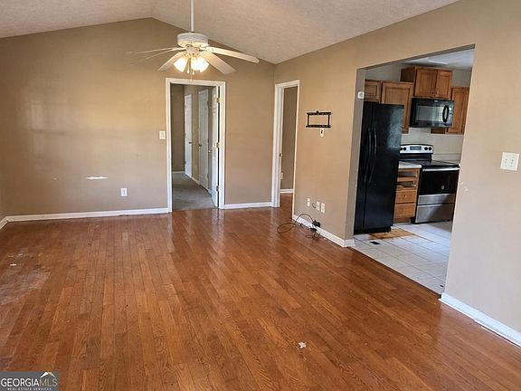 4th image of 127 Woodridge Cir