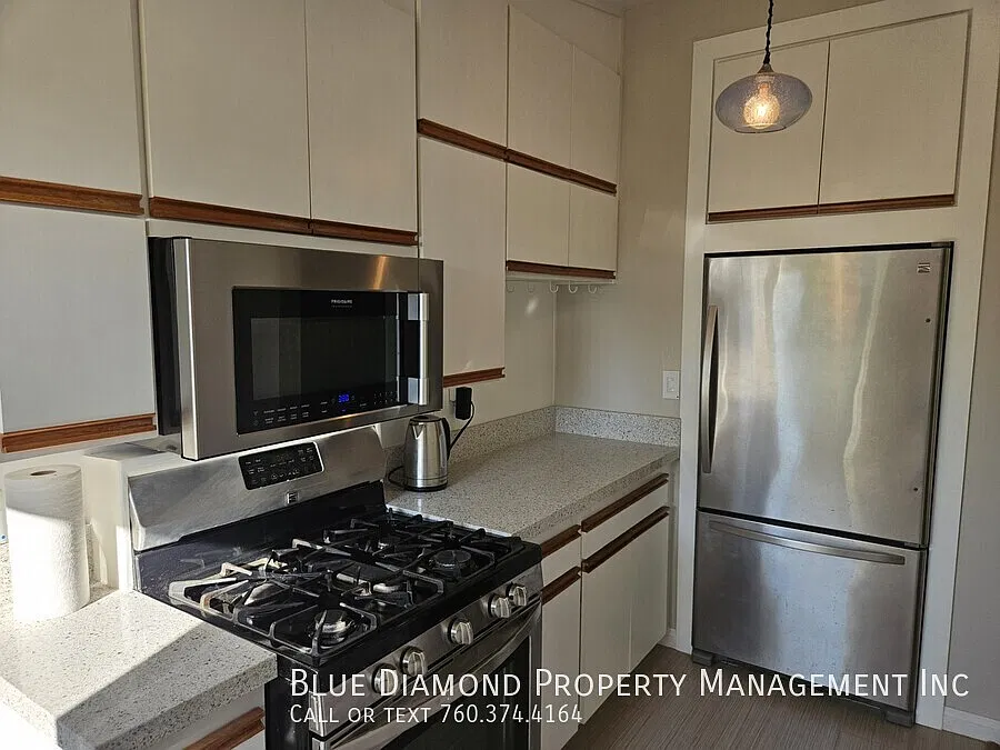 Upgraded 3 BR, 2 BA on oversized lot — Photo 1