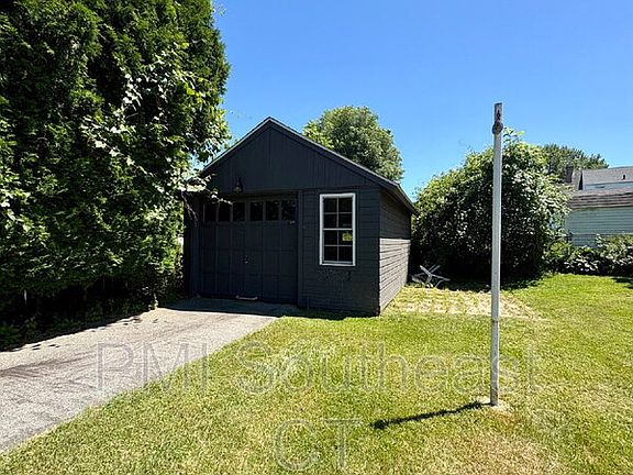 5th image of 33 Country Club Rd