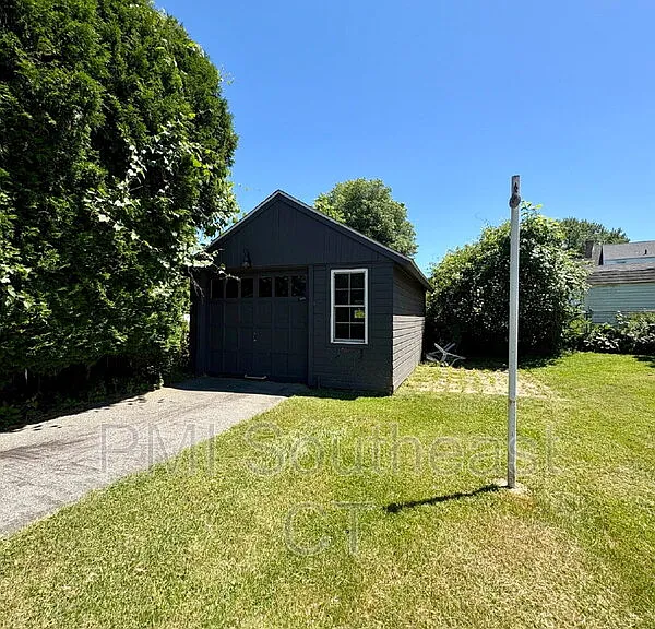 33 Country Club Rd — Photo 5