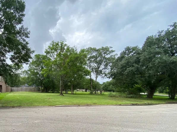 208 Central Caldwood Dr, Beaumont, TX 77707