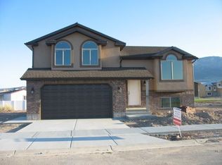 914 W Willow Brook Ln, Pleasant View, UT 84404