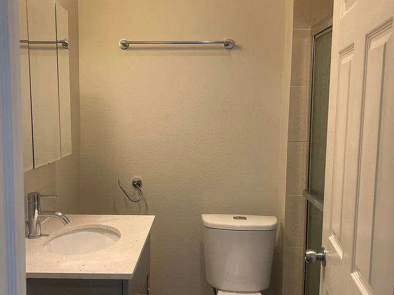 Great Location with Full Washer and Dryer in Unit and Full Kitchen! — Photo 5