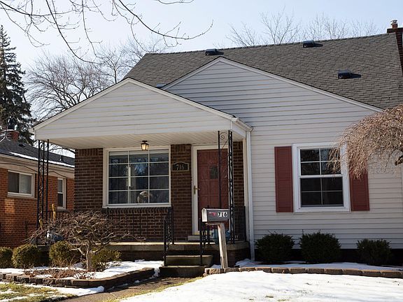 2nd image of 716 Wellesley Ave
