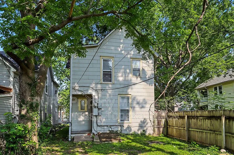 3 bed, 1.5 bath, 1520 sqft, $1,195 — Photo 2