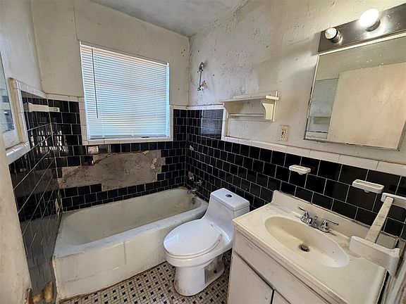 5th image of 1716 Oxford Way
