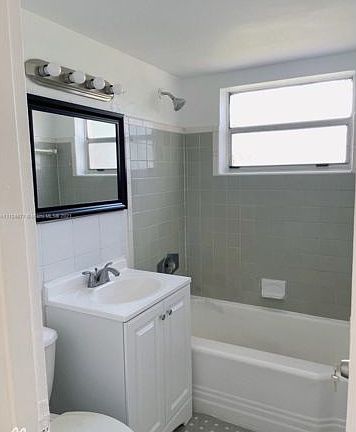 4th image of 318 NW 30th Ave #0
