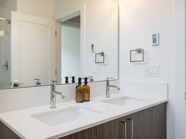 1427 E Howell St — Photo 11