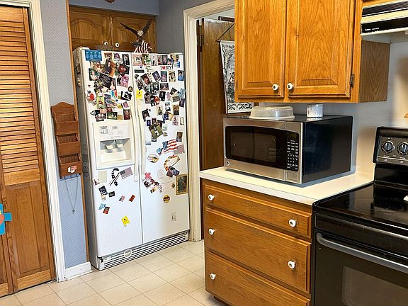 5th image of 33235 Adams Dr