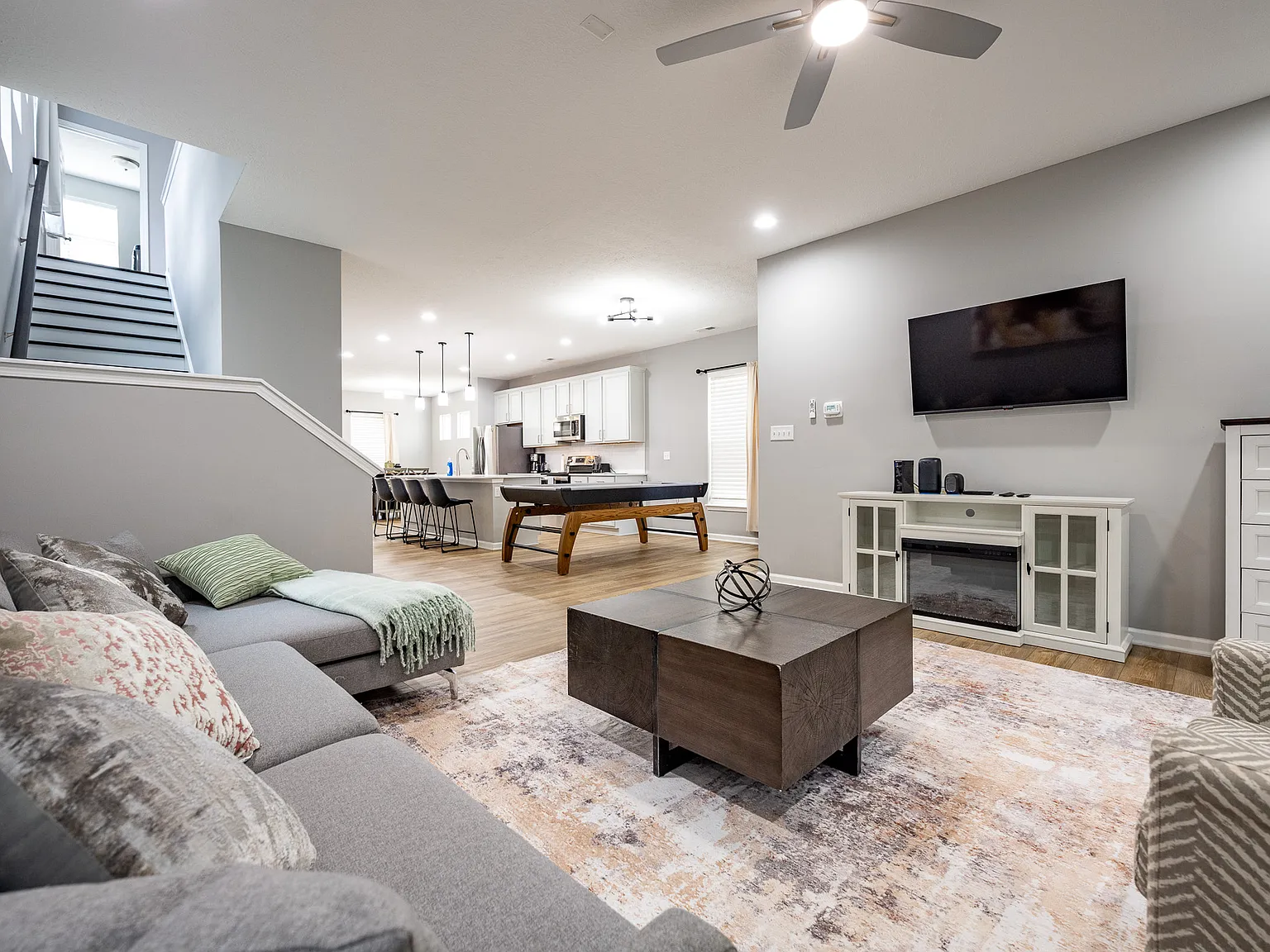 3 bed, 2042 sqft, $9,900 — Photo 3