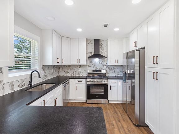 3rd image of 809 Carson Dr