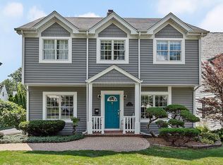 32 Gilbert Ave, Clarendon Hills, IL 60514