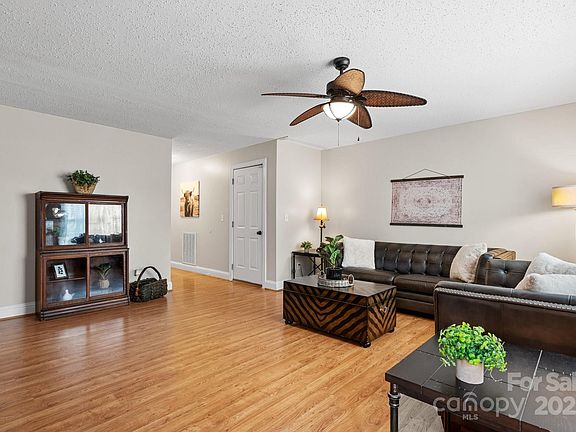 3rd image of 1028 Pocono Pl