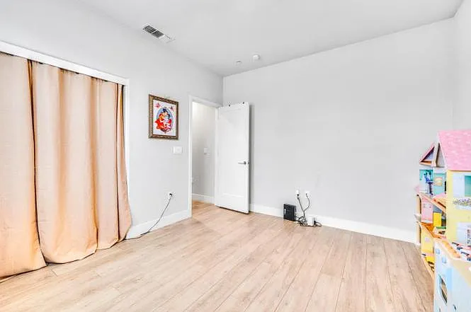 4 bed, 2150 sqft, $3,200 — Photo 4