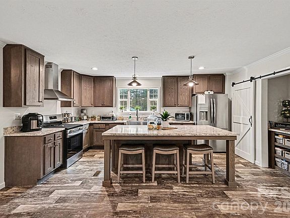 5th image of 420 Hoffman Rd