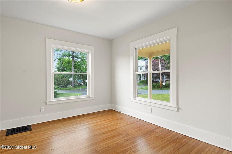 5th image of 340 Alplaus Avenue