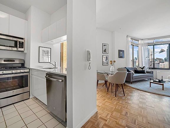 4th image of 155 W 70th St #Ph1g