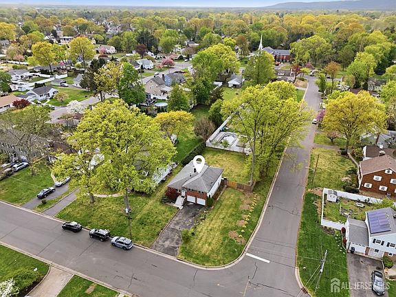 4th image of 1400 Field Ave