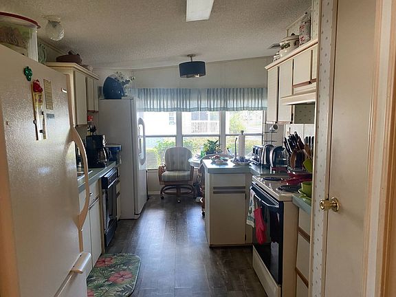 5th image of 1476 SE Hub St #3