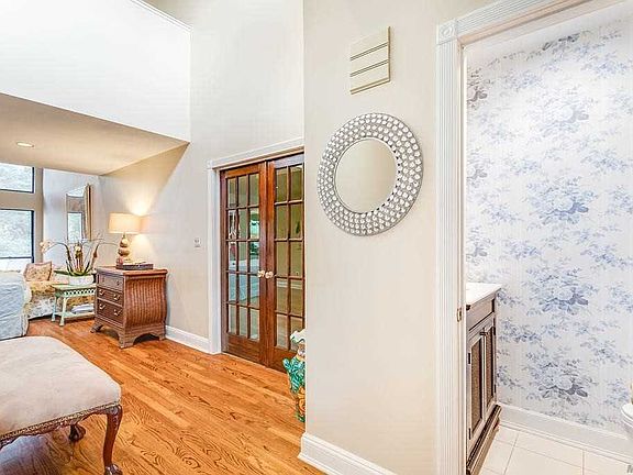 4th image of 90 Chestnut Ln