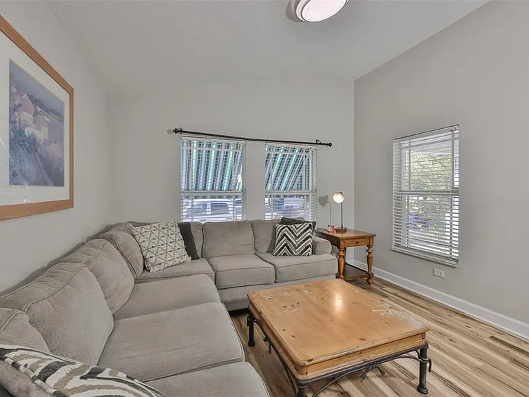2331 W Chestnut St — Photo 8