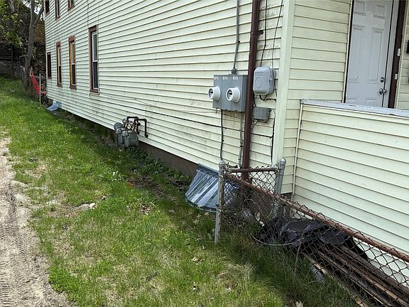 5th image of 190 Henry St