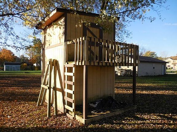 Play house with storage area