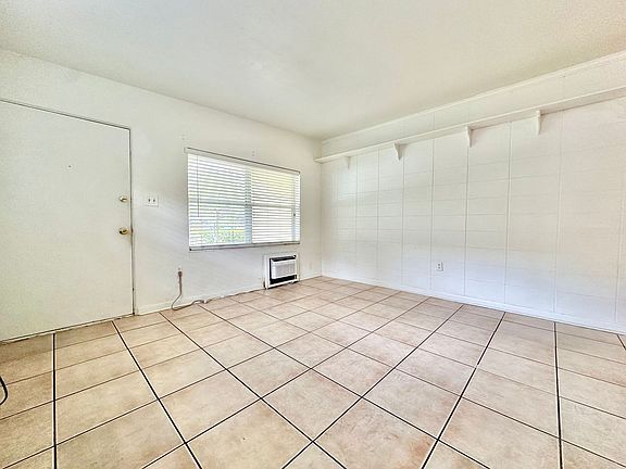5th image of 1310 E Esther St