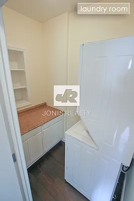 Rented by Jonis Realty | media 7