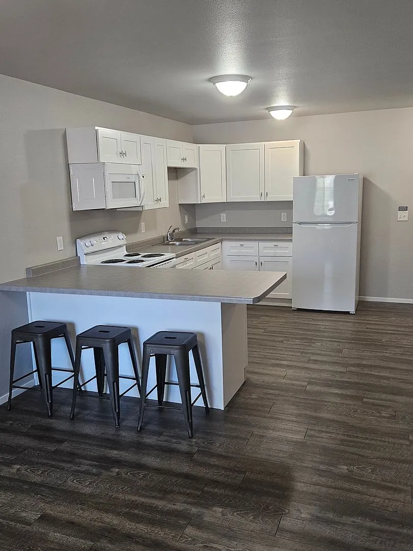 Plaza View Apartments — Photo 2