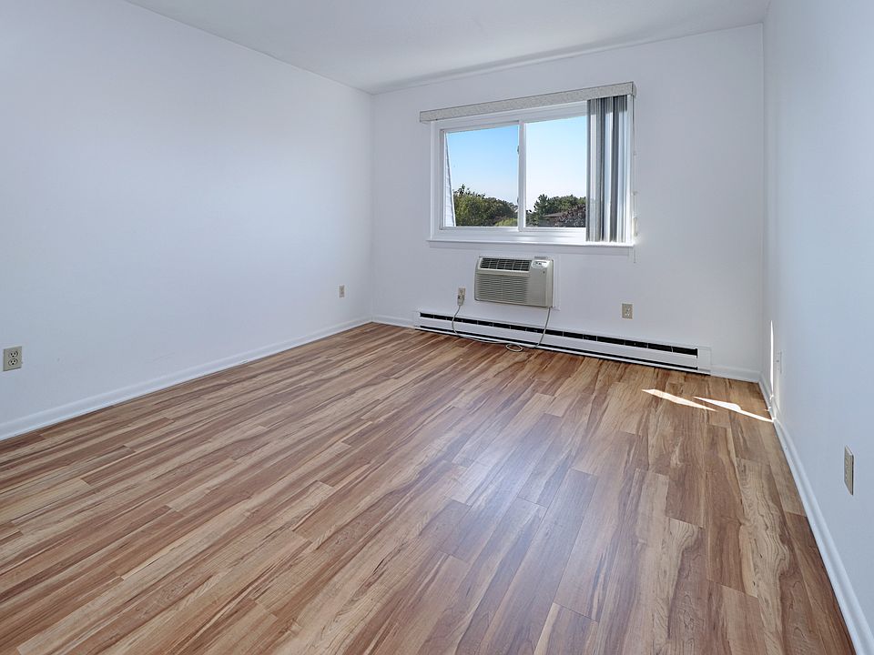 Spacious bedroom wit hample closet!