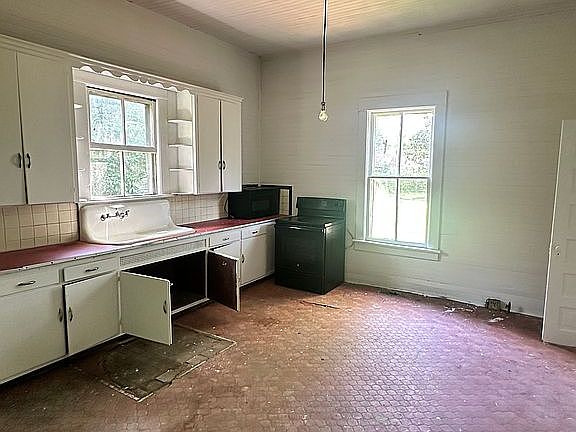 20th image of 211 E Main St