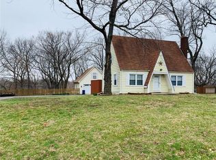 6910 N Walnut St, Gladstone, MO 64118