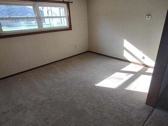 4th image of 615 Hillsdale Dr