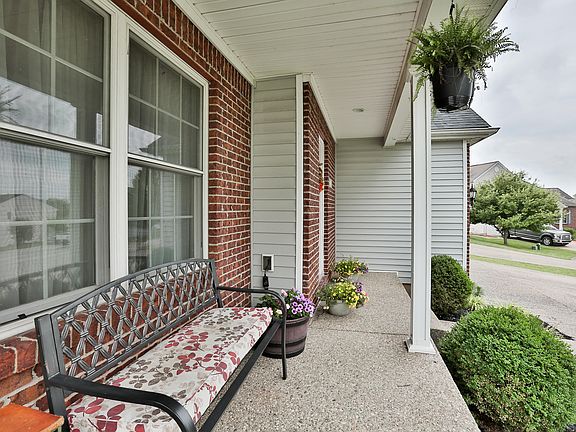 2nd image of 924 Kingston Ct