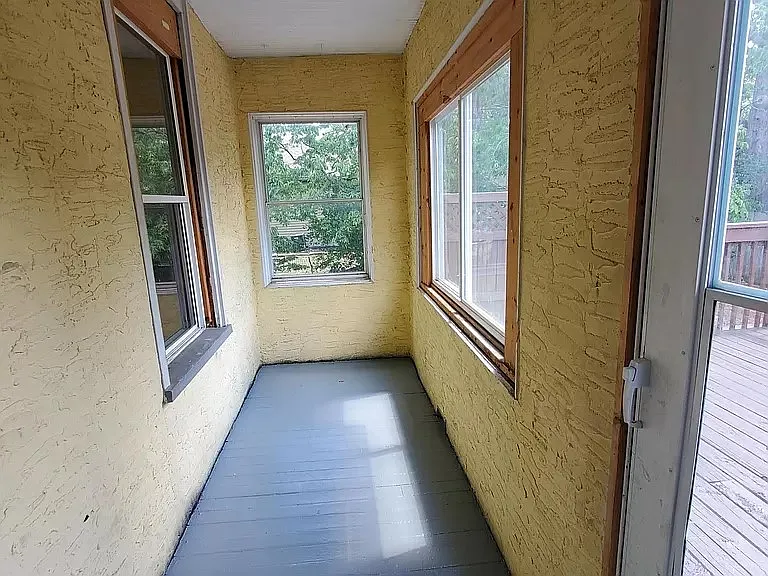 576 Bay St — Photo 17